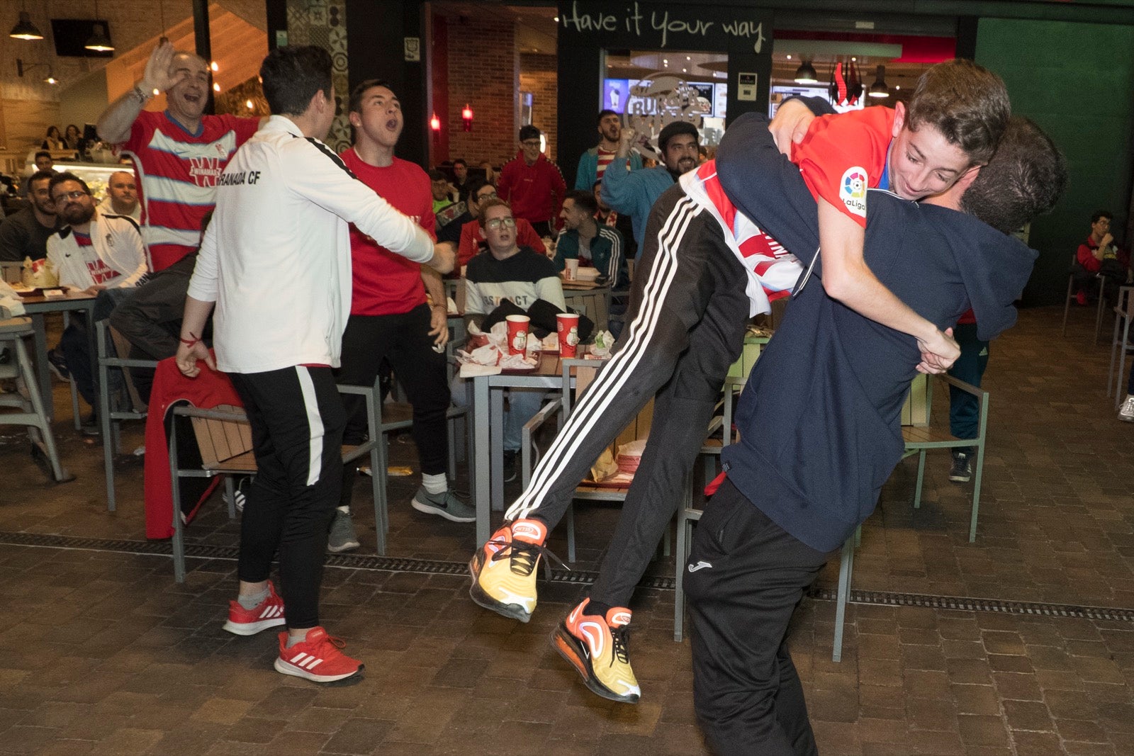 Fotos: La afición vibra con el partido de Copa en el Serrallo Plaza