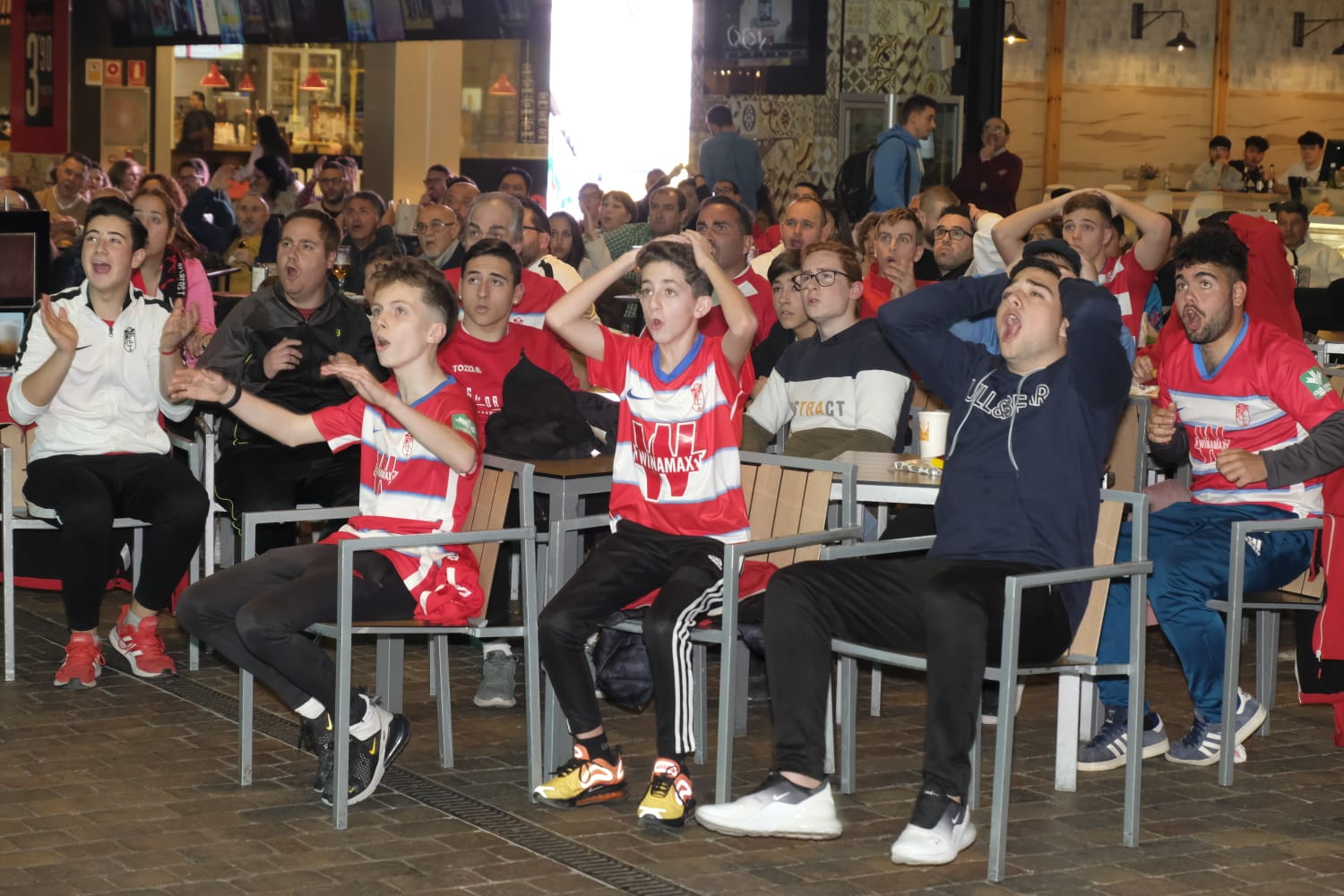 Fotos: La afición vibra con el partido de Copa en el Serrallo Plaza