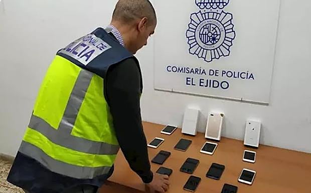 Un vecino de Motril estafó a nueve personas con la compraventa de móviles de alta gama