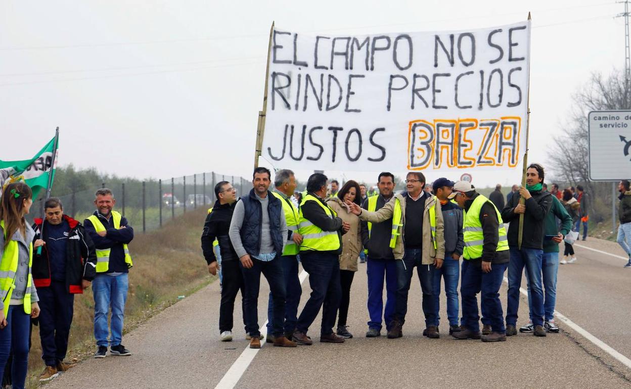 Olivareros cortando la vía. 