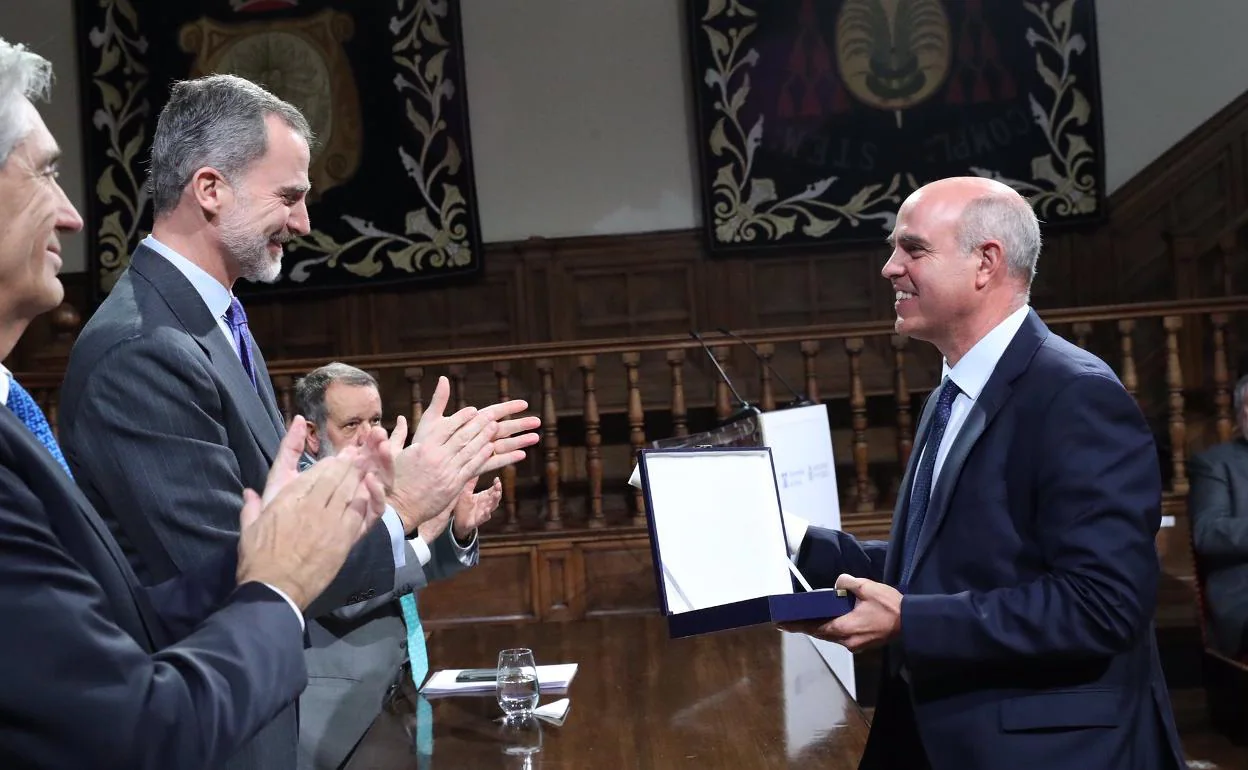 Felipe VI entrega el premio a Patricio Larrosa. 
