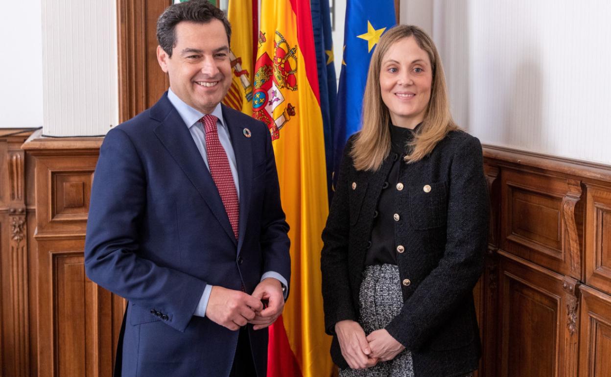 Juanma Moreno, con la vicepresidenta del BEI, Emma Navarro.