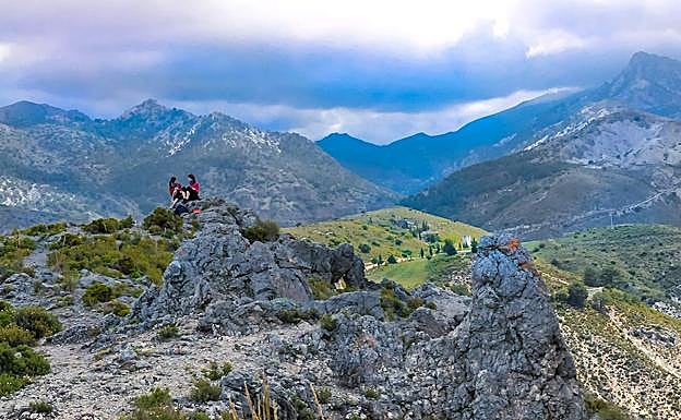 Hay puntos desde donde el paisaje se abre en todo su atractivo, como el entorno del cerro de Sevilla y Las Pipas, poco más allá del Hervidero 
