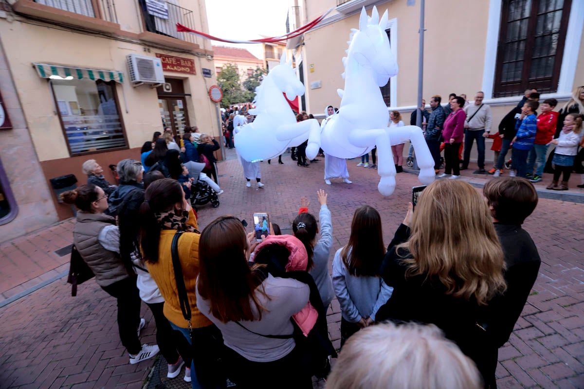 La Plaza de España acoge un mercadillo por el día de los enamorados durante todo el fin de semana y esta tarde un pasacalles ha recorrido la ciudad