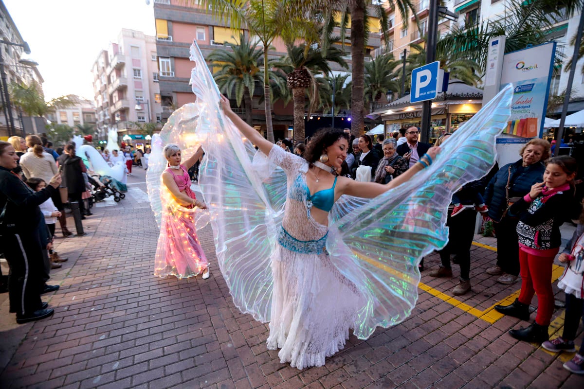 La Plaza de España acoge un mercadillo por el día de los enamorados durante todo el fin de semana y esta tarde un pasacalles ha recorrido la ciudad