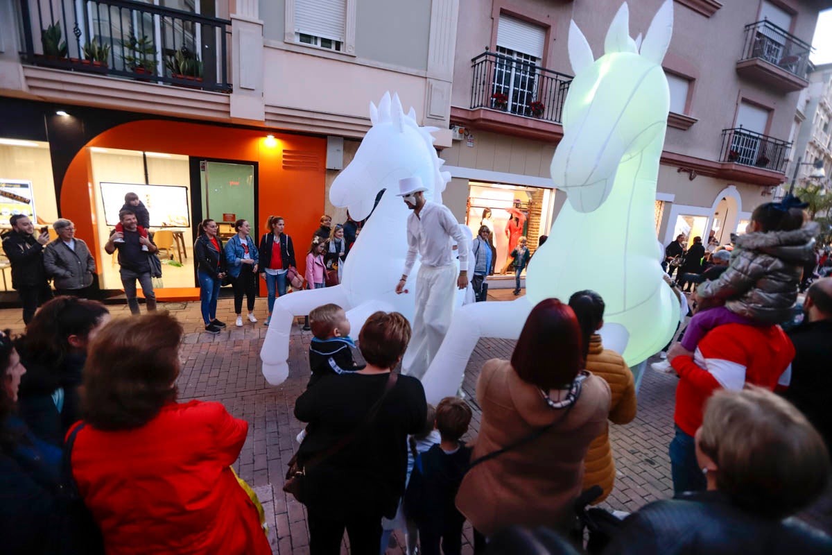 La Plaza de España acoge un mercadillo por el día de los enamorados durante todo el fin de semana y esta tarde un pasacalles ha recorrido la ciudad