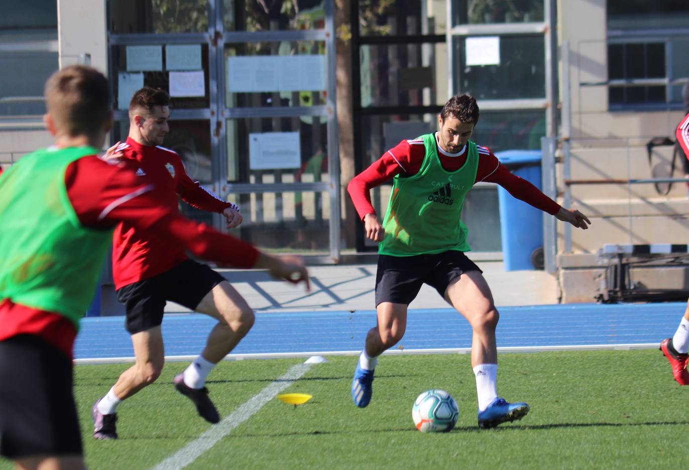 Juan Muñoz, que conduce el balón en un entrenamiento, puede ser titular hoy. 