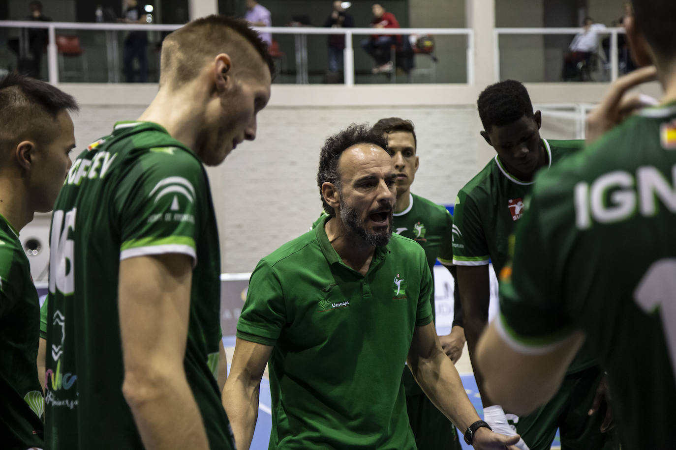 Berenguel parece pedir 'más sangre' a los suyos en un tiempo muerto. 