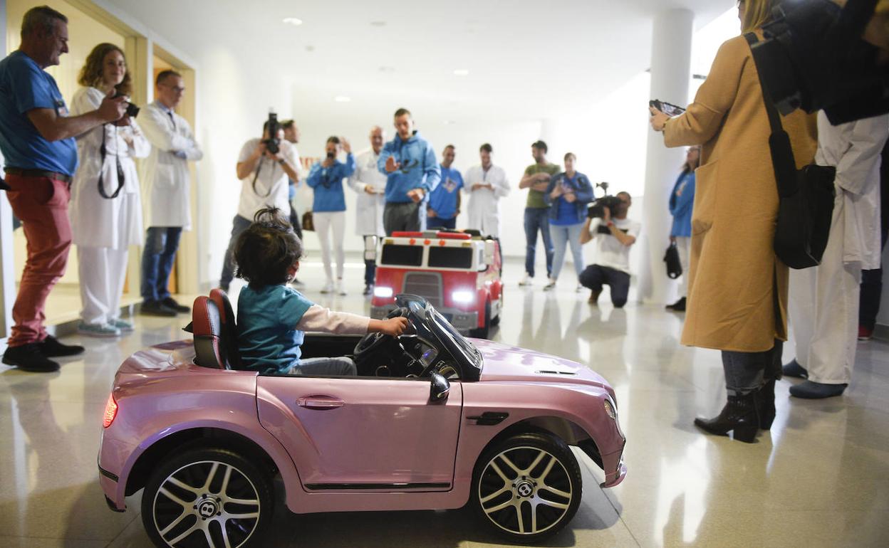 Niños en el Hospital Universitario Central de Asturias en coches eléctricos cedidos por la Asociación Deporte vs. Cáncer Infantil