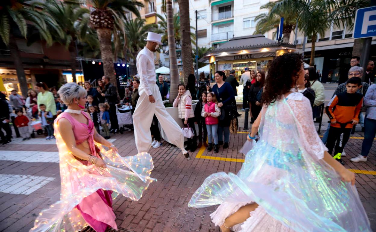 Ambiente por San Valentín en el pasacalles de Motril. 