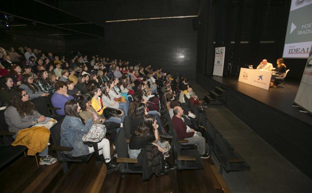 El Aula de Cultura de IDEAL acogió la conferencia de Elvira Sastre en el Centro Lorca.