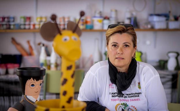 Estrella en el local de la Asociación de Mujeres Lentejireñas, con algunas de las manualidades que enseña a las mayores.