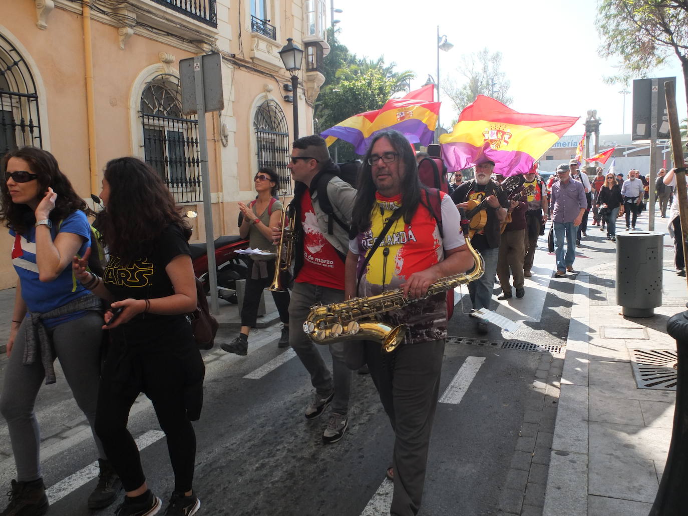 Medio millar de personas participa en la jornada final de la marcha que en los últimos diez días ha recorrido 'la carretera de la muerte' 