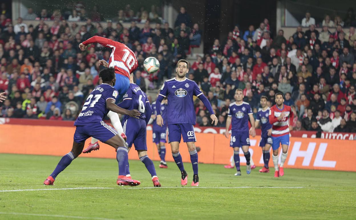 Puertas remata el centro de Machís que supuso el 1-1. 