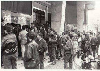 Imagen secundaria 1 - Colas frente a los Multicines en los años 91 y 98. En la última imagen, los trabajadores cierran la verja antes del encierro en protesta por la clausura. 