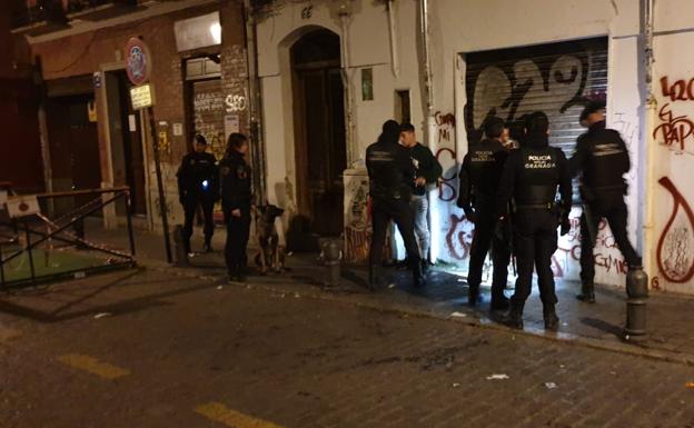 Una noche de control antidroga en Granada se salda con dos detenidos, 16 denuncias y 28 incautaciones