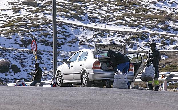 Imagen principal - Los &#039;manteros&#039; se propagan por Sierra Nevada ante la falta de vigilancia