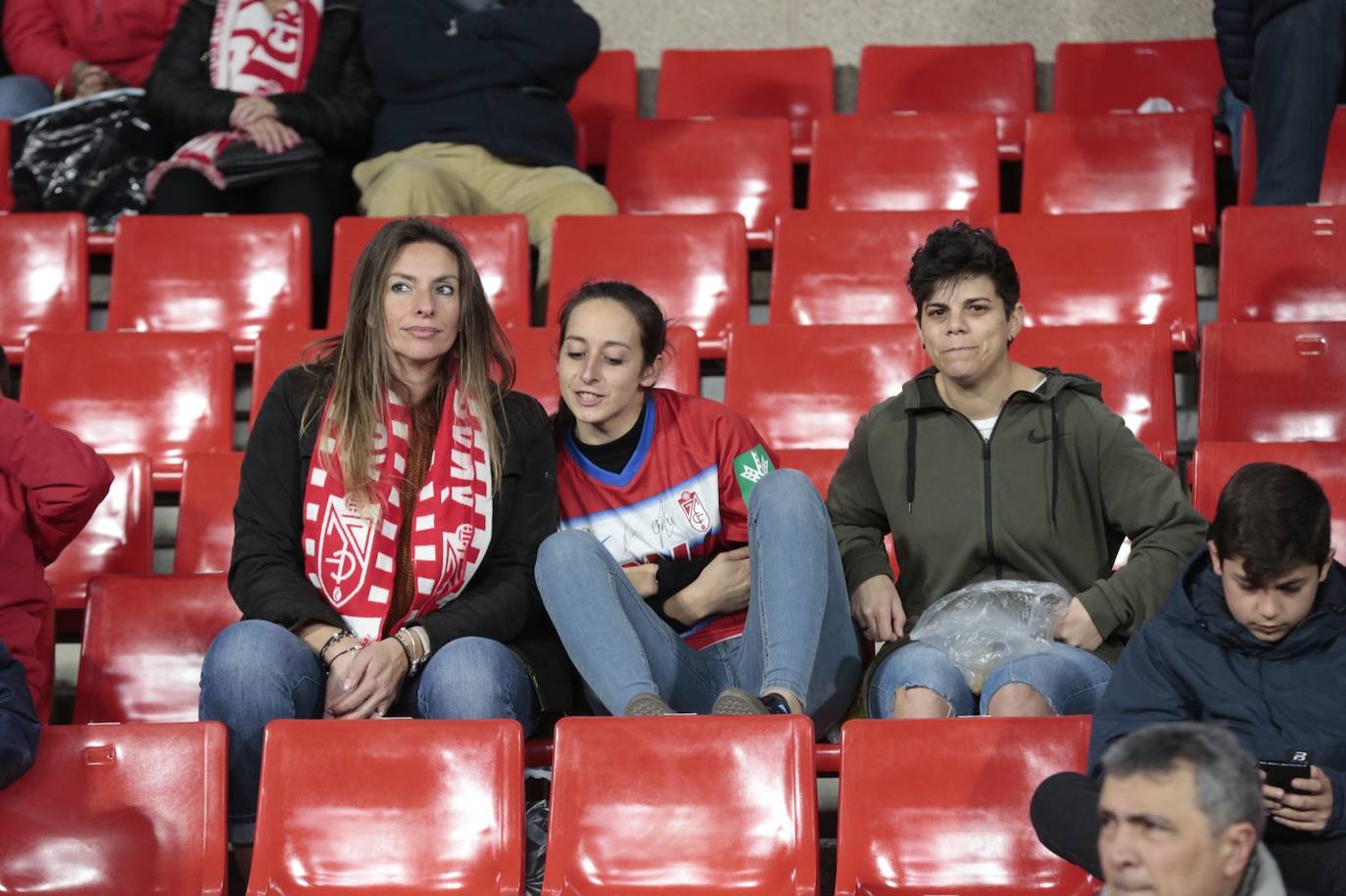 La victoria de los rojiblancos en el descuento desató la alegría en la grada del estadio 