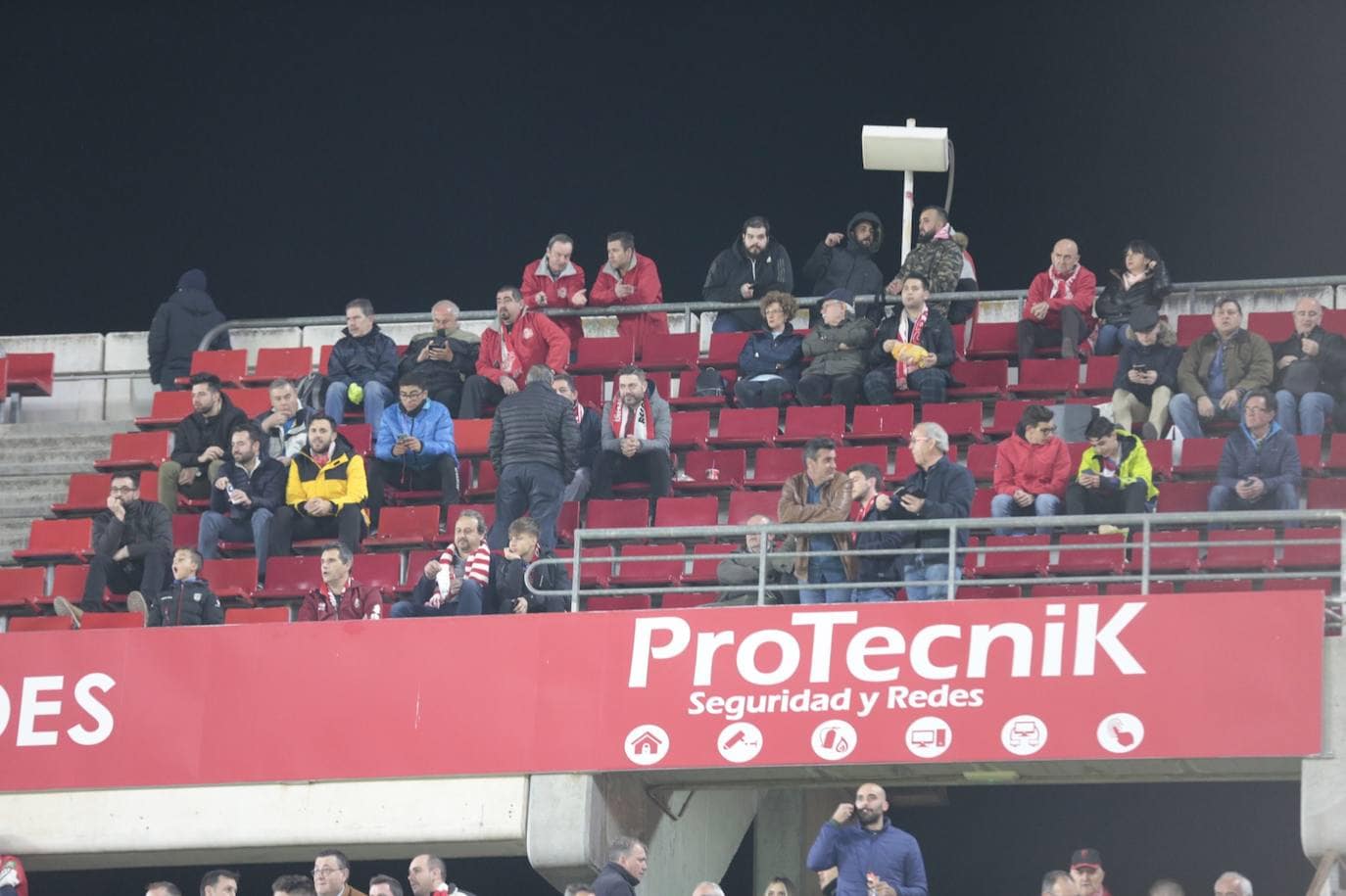 La victoria de los rojiblancos en el descuento desató la alegría en la grada del estadio 