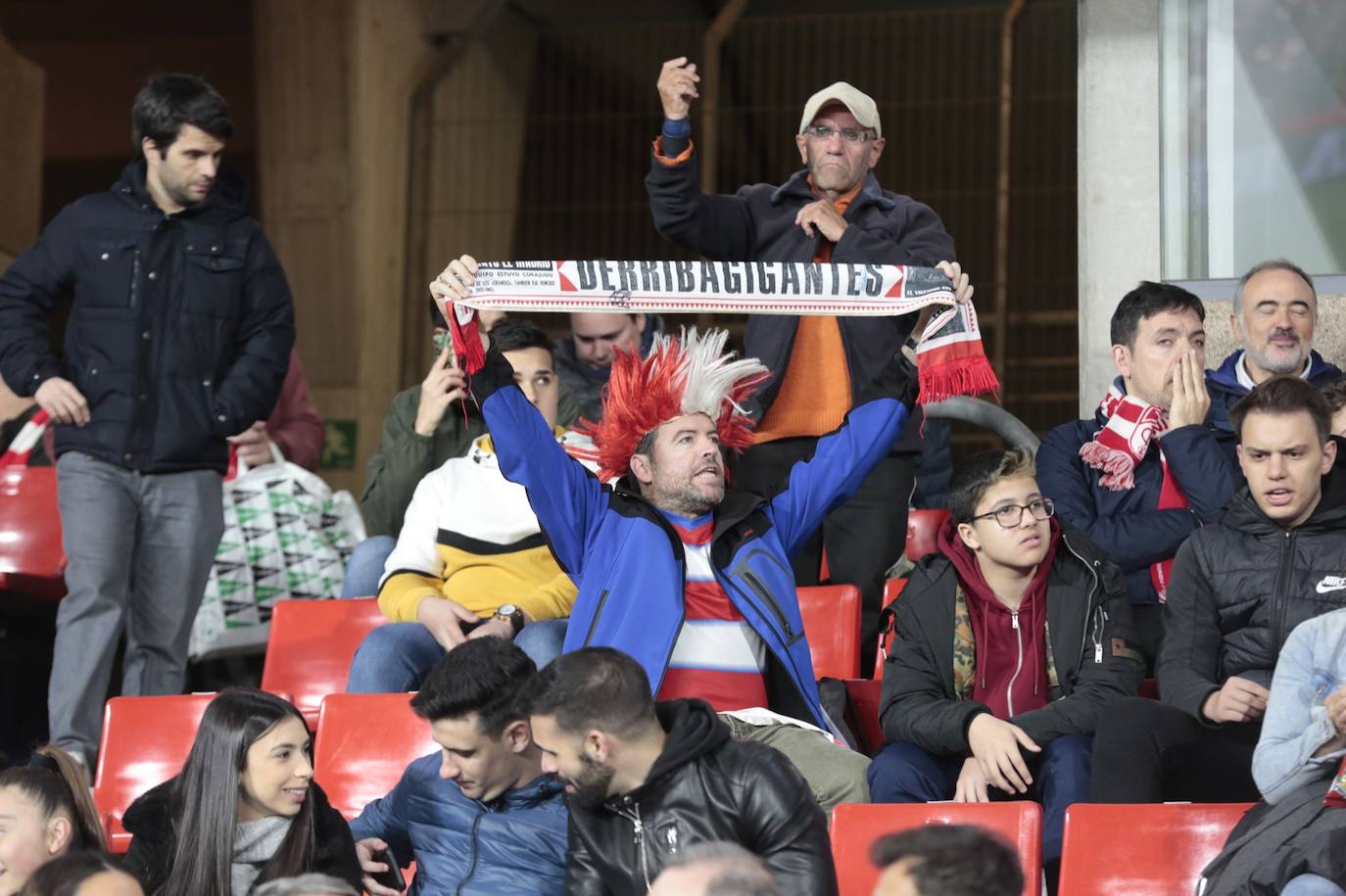 La victoria de los rojiblancos en el descuento desató la alegría en la grada del estadio 