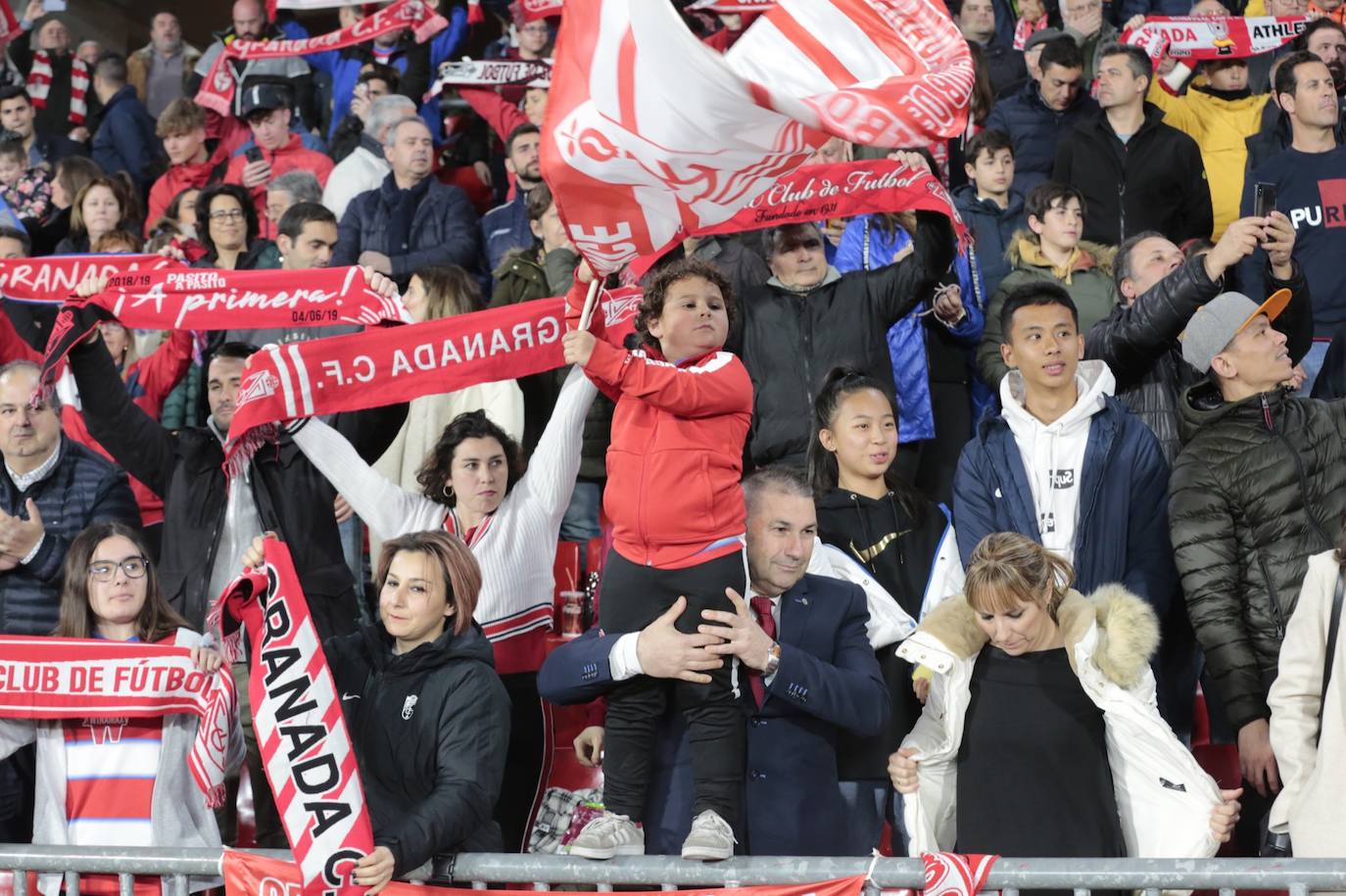 La victoria de los rojiblancos en el descuento desató la alegría en la grada del estadio 