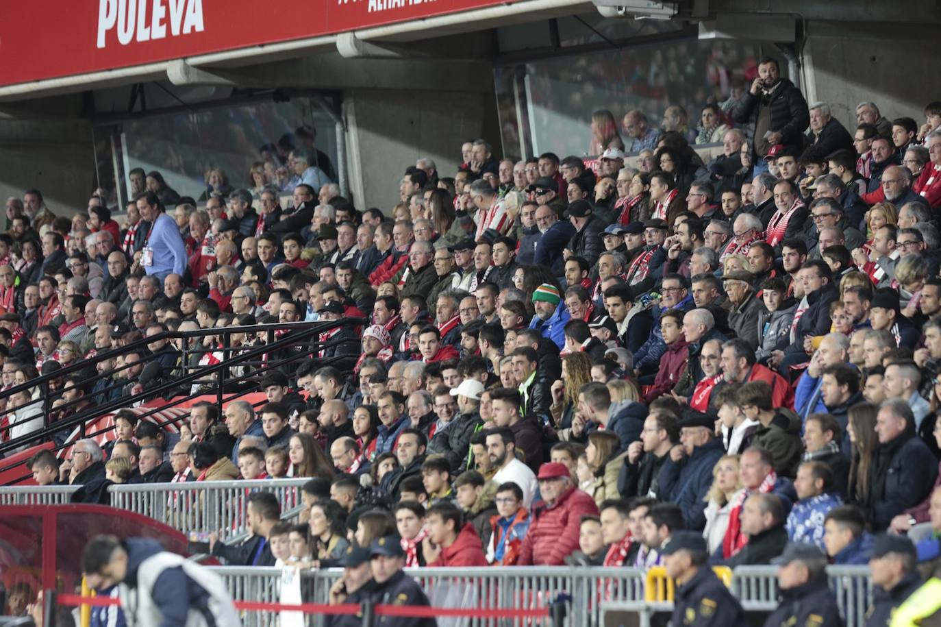 La victoria de los rojiblancos en el descuento desató la alegría en la grada del estadio 