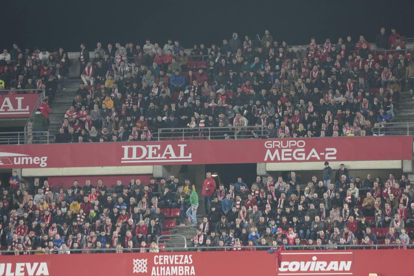 La victoria de los rojiblancos en el descuento desató la alegría en la grada del estadio 