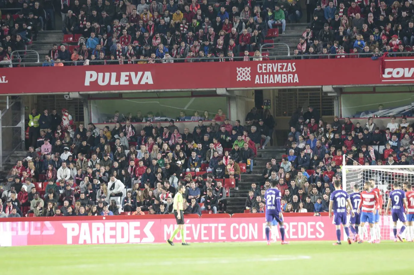 La victoria de los rojiblancos en el descuento desató la alegría en la grada del estadio 