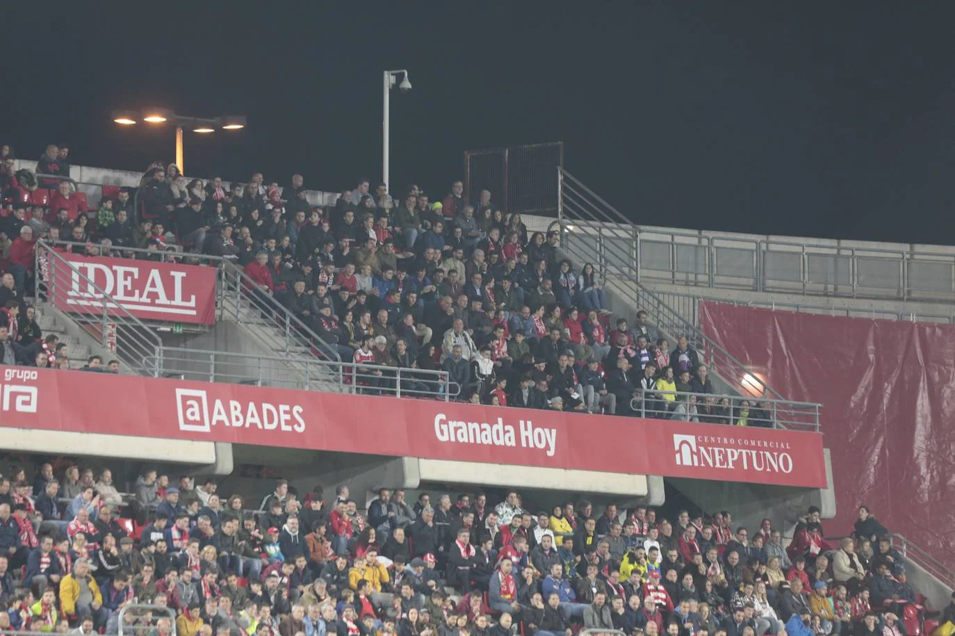 La victoria de los rojiblancos en el descuento desató la alegría en la grada del estadio 