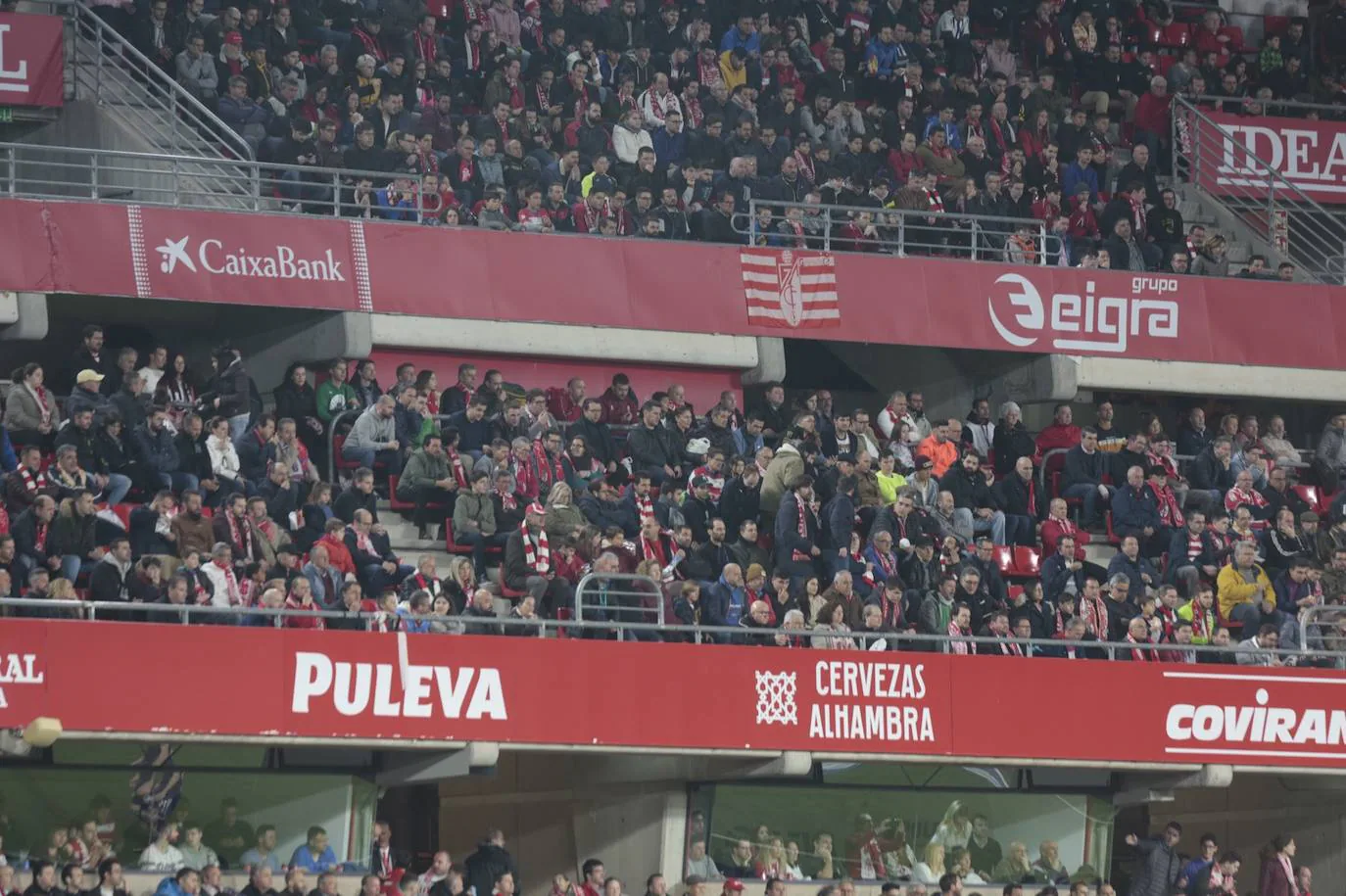 La victoria de los rojiblancos en el descuento desató la alegría en la grada del estadio 