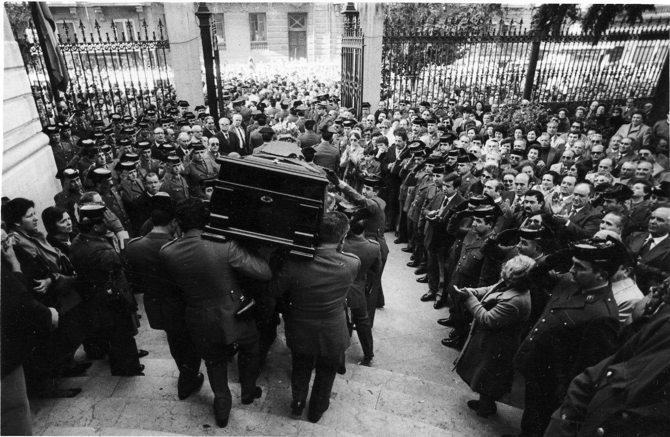 Multitudinario entierro de los dos guardias civiles asesinados.