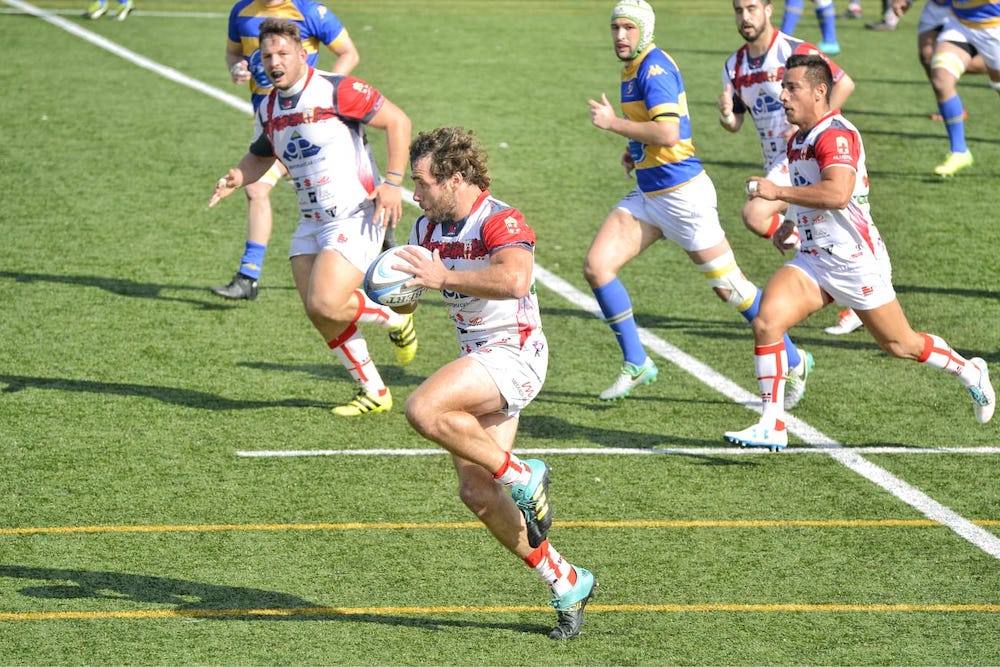 Gonzalo Pérez realiza un avance durante el partido con CRCPozuelo. 