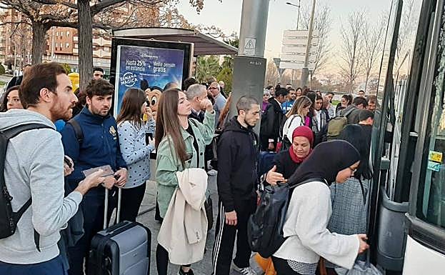 Viajeros a Sevilla montando en autocar. 