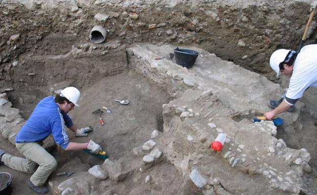 Excavación de la primera grada de la plaza de toros..