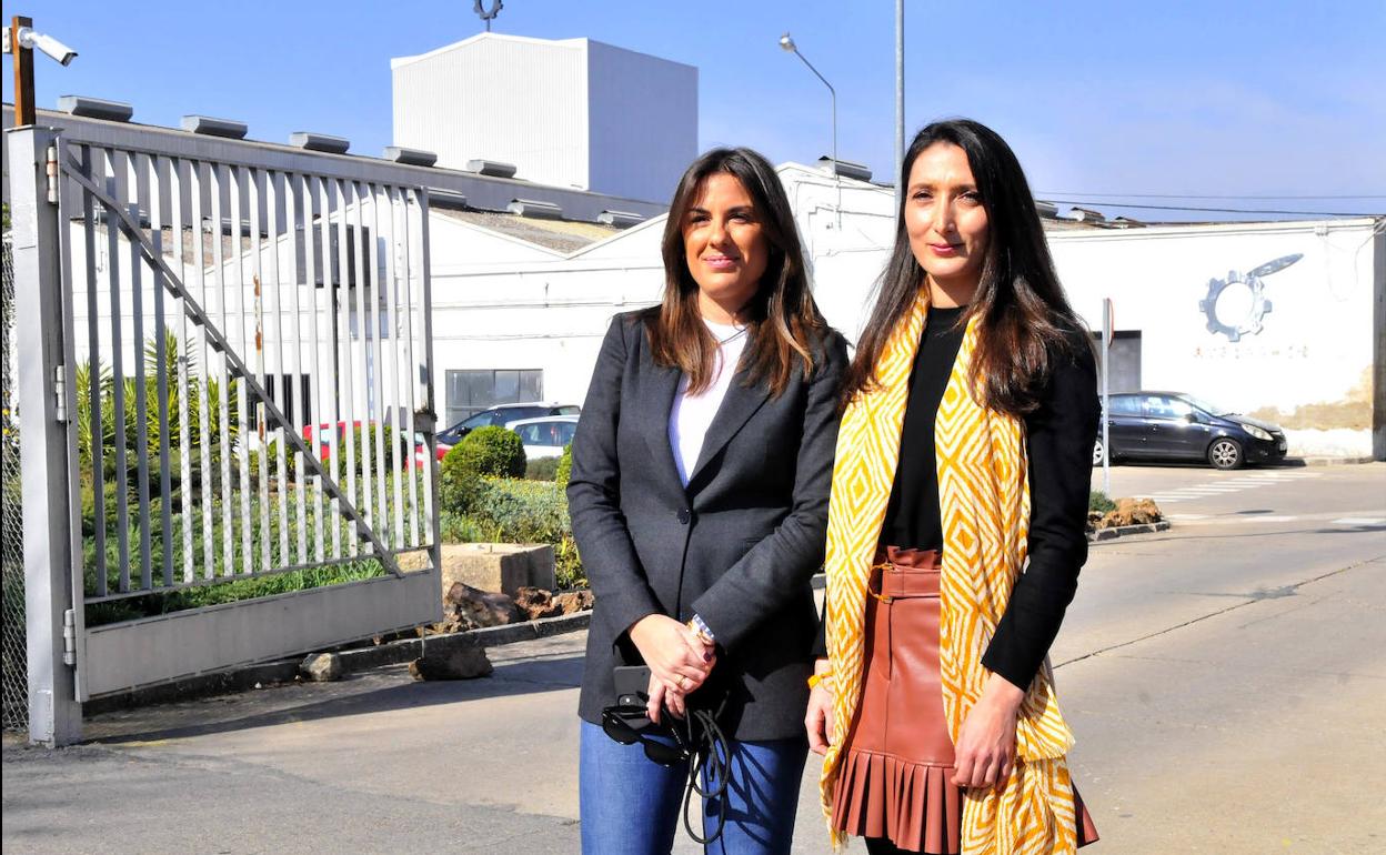 Noelia Justicia y Mónica Moreno, en el Parque Empresarial de Santana. 