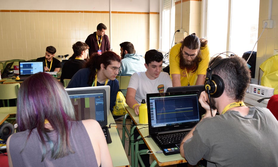 Más de 120 personas, entre los 84 participantes y los 40 expertos de la red Guadalinfo y entidades colaboradoras, han diseñado este fin de semana 21 prototipos de juegos y videojuegos contra la despoblación rural