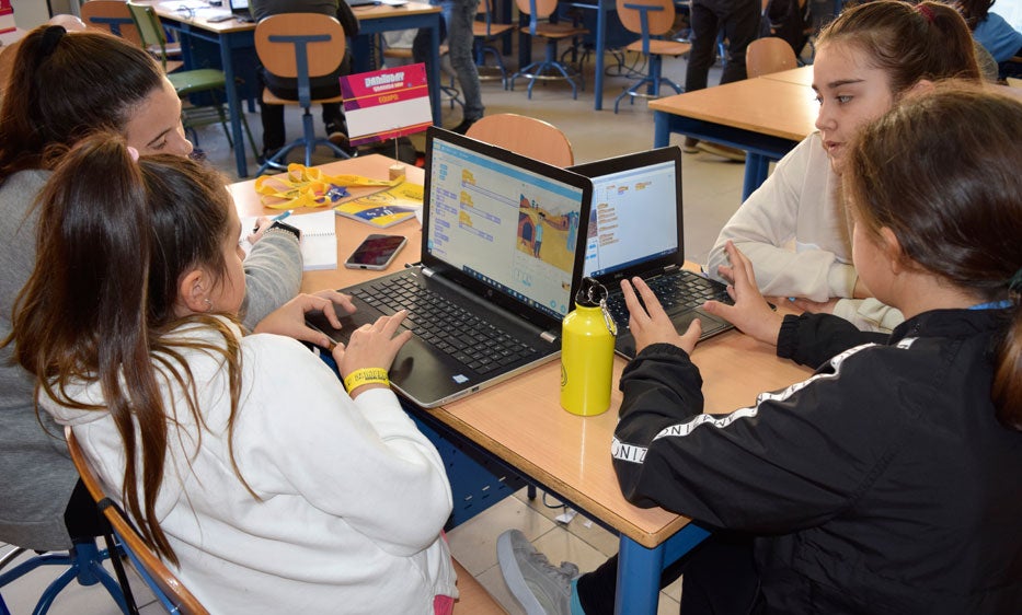 Más de 120 personas, entre los 84 participantes y los 40 expertos de la red Guadalinfo y entidades colaboradoras, han diseñado este fin de semana 21 prototipos de juegos y videojuegos contra la despoblación rural