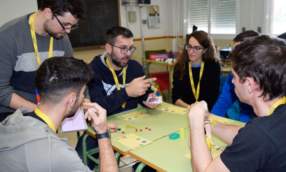 Más de 120 personas, entre los 84 participantes y los 40 expertos de la red Guadalinfo y entidades colaboradoras, han diseñado este fin de semana 21 prototipos de juegos y videojuegos contra la despoblación rural