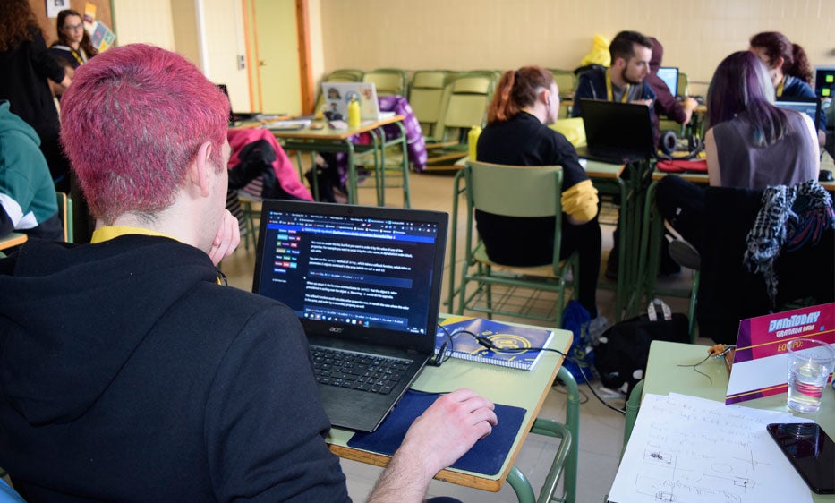 Más de 120 personas, entre los 84 participantes y los 40 expertos de la red Guadalinfo y entidades colaboradoras, han diseñado este fin de semana 21 prototipos de juegos y videojuegos contra la despoblación rural