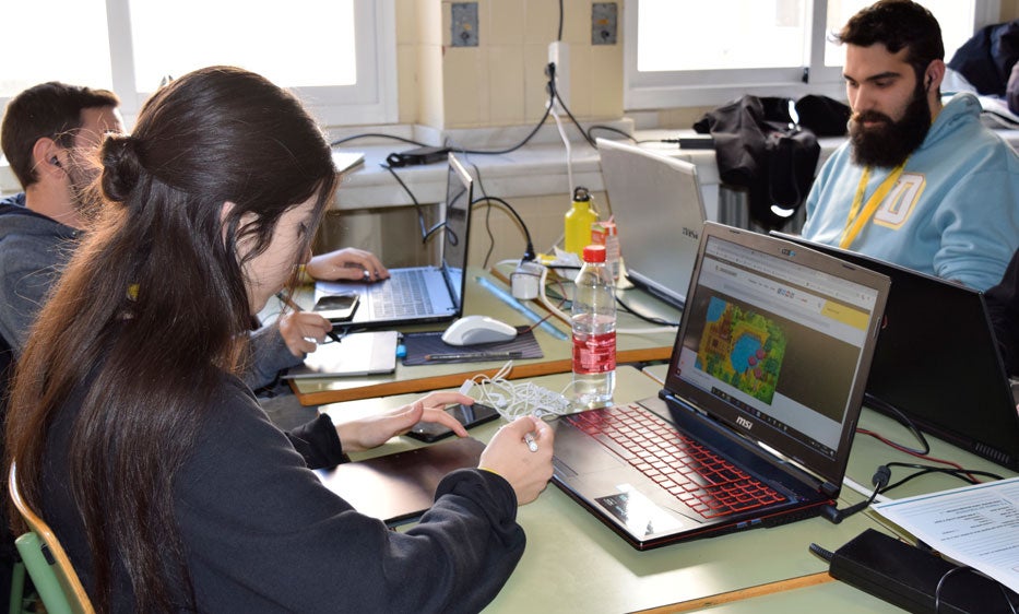 Más de 120 personas, entre los 84 participantes y los 40 expertos de la red Guadalinfo y entidades colaboradoras, han diseñado este fin de semana 21 prototipos de juegos y videojuegos contra la despoblación rural