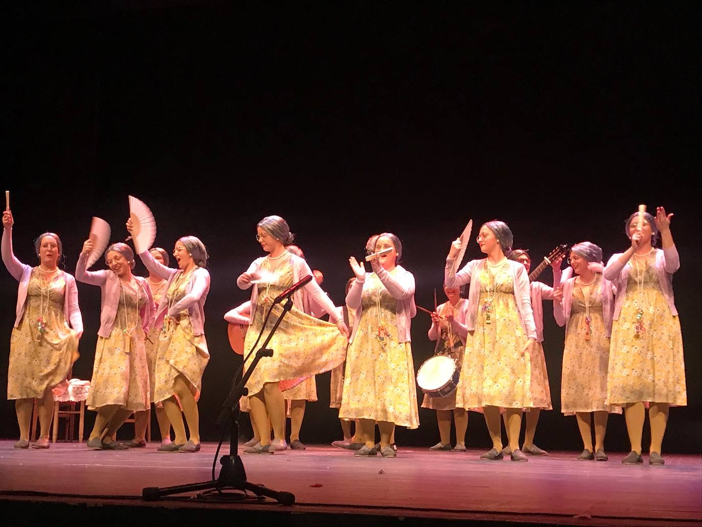 Imagen principal - Ocho comparsas y chirigotas llegan a la final del Carnaval de Jaén que se celebrará el próximo sábado