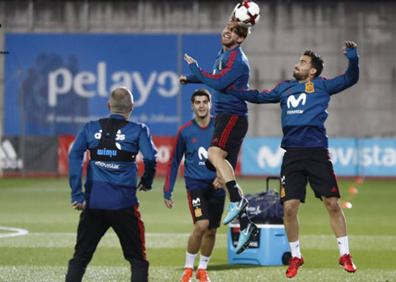Imagen secundaria 1 - Arriba, demostración de cómo funciona el dispositivo. Abajo a la izquierda Iniesta porta el WIMU en un entrenamiento de la selección. A la derecha, Lionel Messi con el chaleco con sus iniciales. 