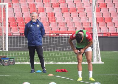 Imagen secundaria 1 - Víctor Mañas (arriba) dialoga con José María Gutiérrez en presencia de Antonio Ruiz. El almeriense (abajo) pendiente del entrenamiento esta mañana. 