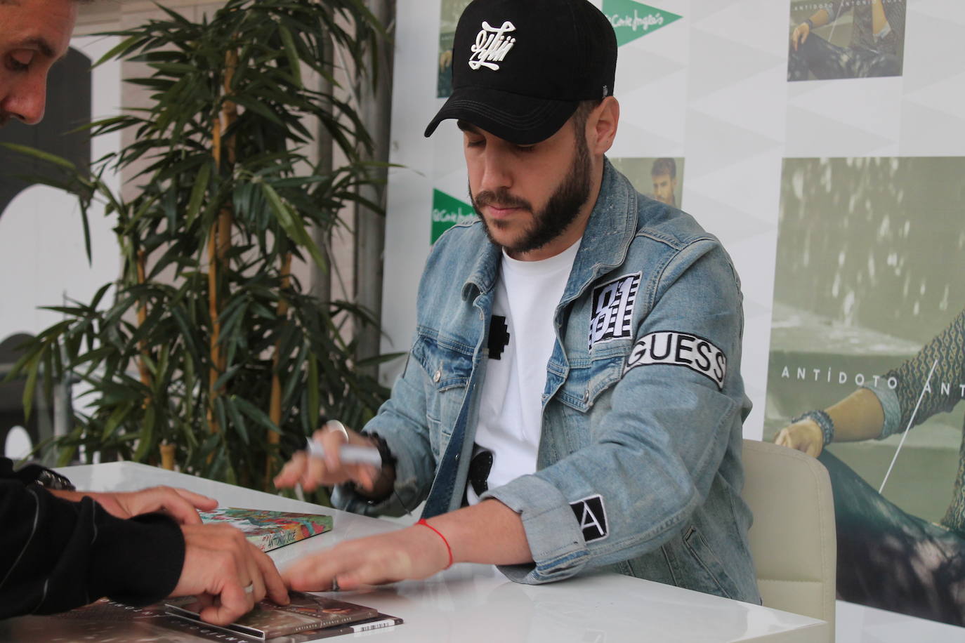 Decenas de personas han acudido a la firma de discos del cantante esta tarde en la plaza Empresario Diego Torres, donde han podido fotografiarse con él 