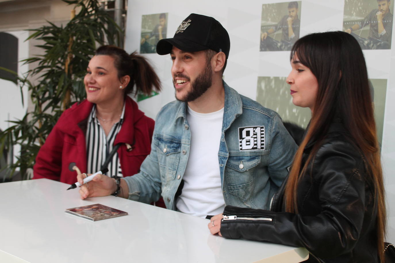 Decenas de personas han acudido a la firma de discos del cantante esta tarde en la plaza Empresario Diego Torres, donde han podido fotografiarse con él 