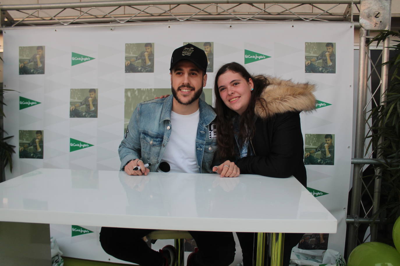 Decenas de personas han acudido a la firma de discos del cantante esta tarde en la plaza Empresario Diego Torres, donde han podido fotografiarse con él 