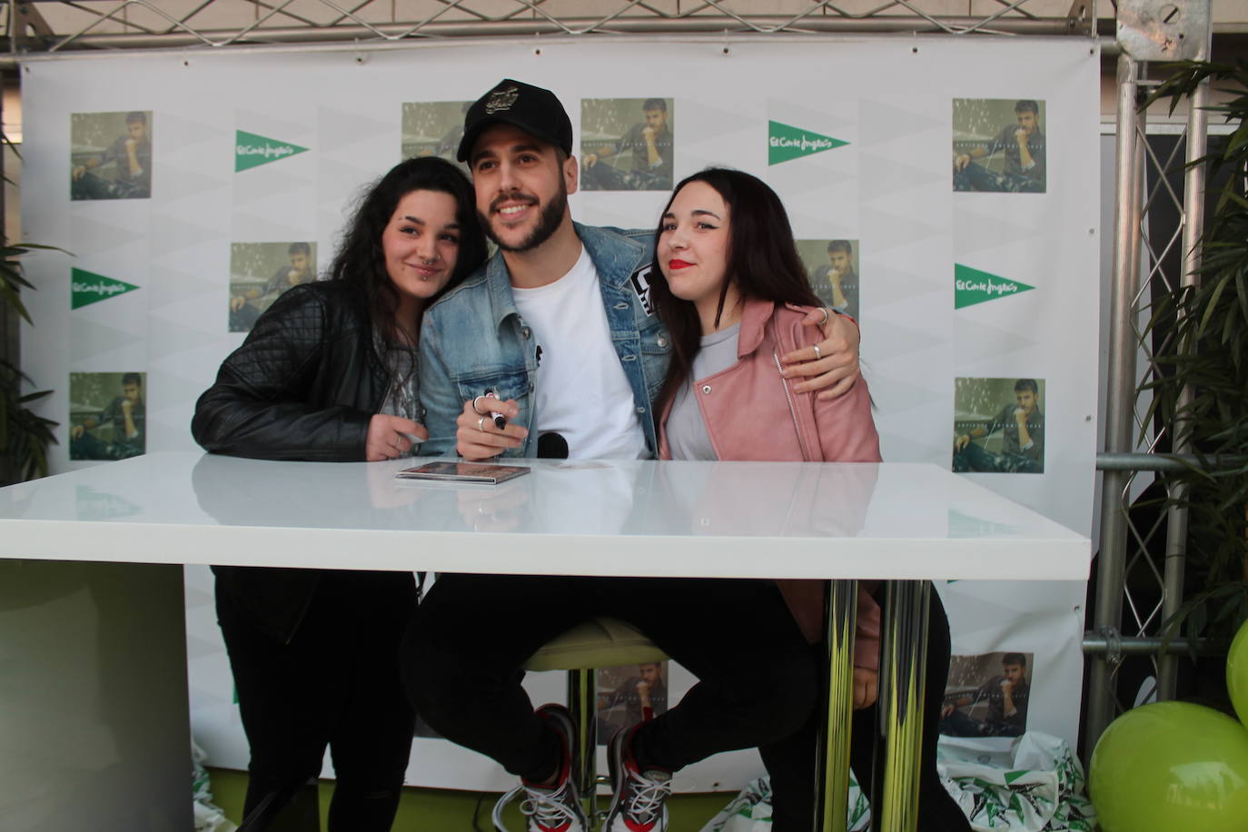 Decenas de personas han acudido a la firma de discos del cantante esta tarde en la plaza Empresario Diego Torres, donde han podido fotografiarse con él 