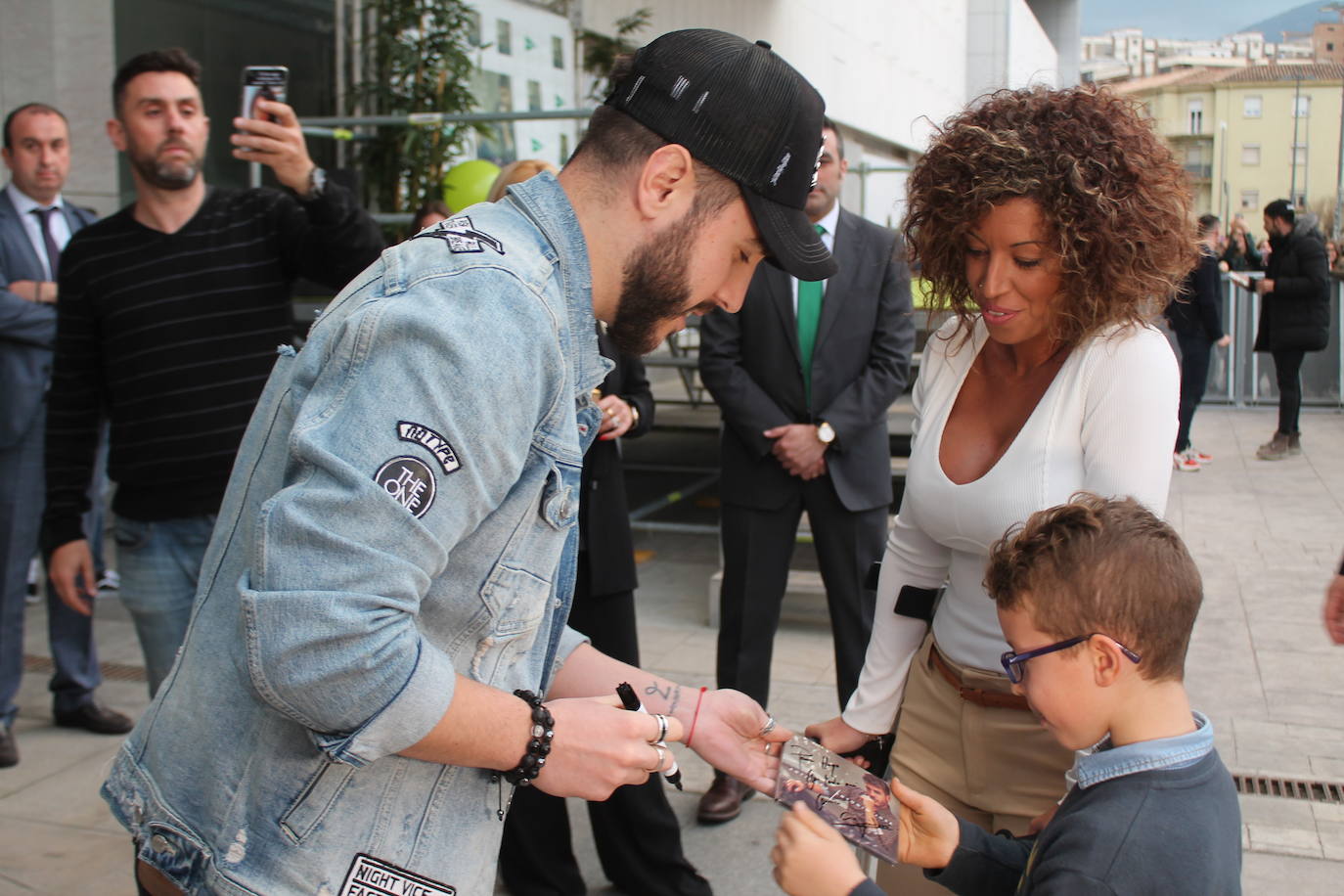 Decenas de personas han acudido a la firma de discos del cantante esta tarde en la plaza Empresario Diego Torres, donde han podido fotografiarse con él 