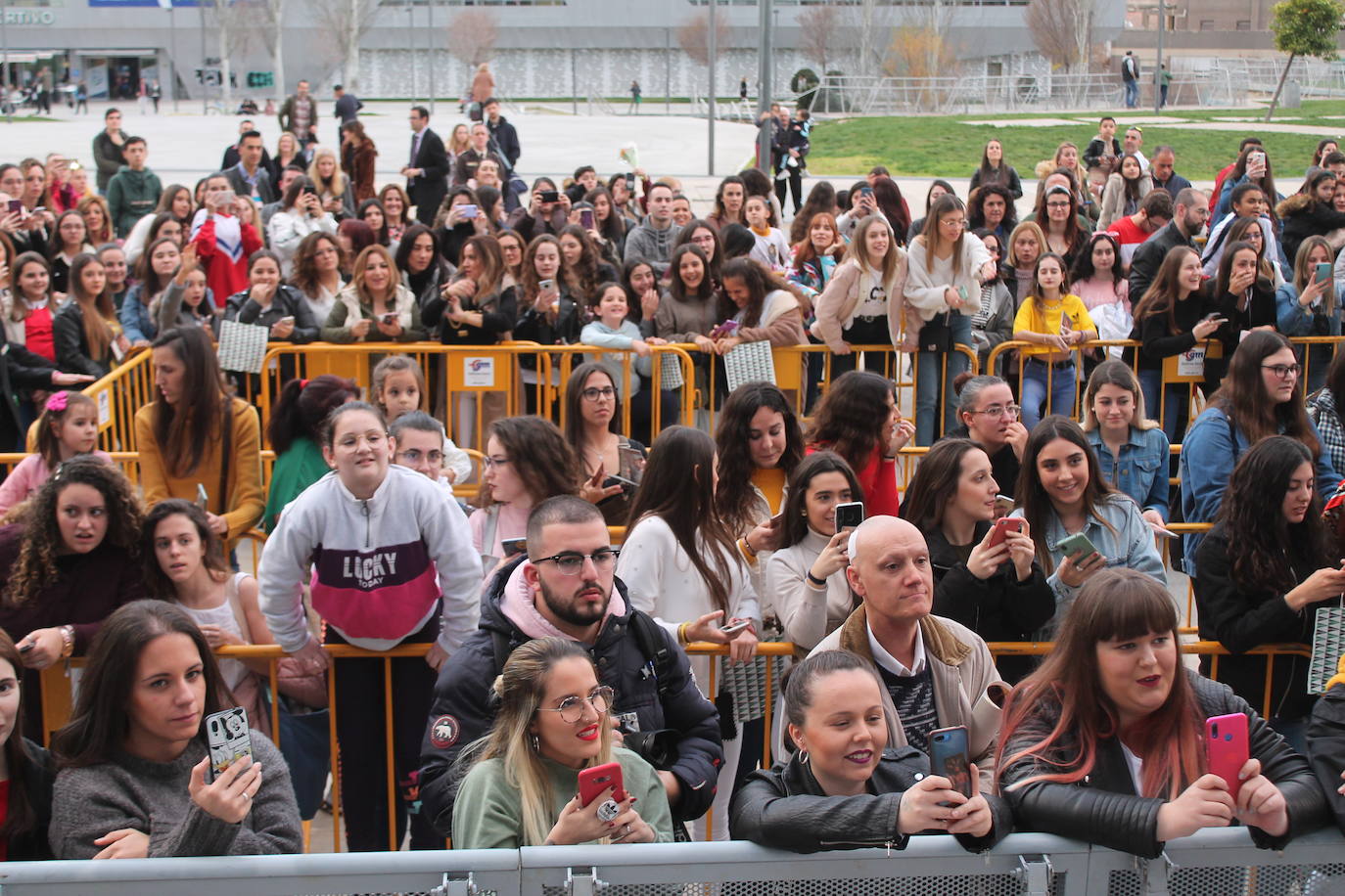 Decenas de personas han acudido a la firma de discos del cantante esta tarde en la plaza Empresario Diego Torres, donde han podido fotografiarse con él 