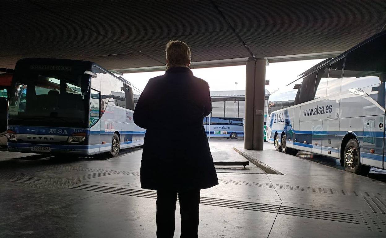 Ángeles, frente a los andenes de la estación de autobuses.